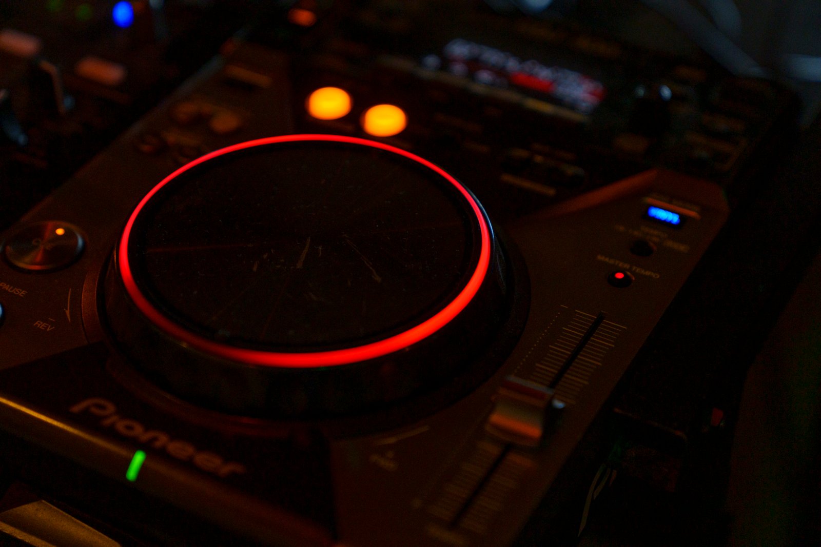 hochzeiteventdj.ch - DJ mit Lichtshow